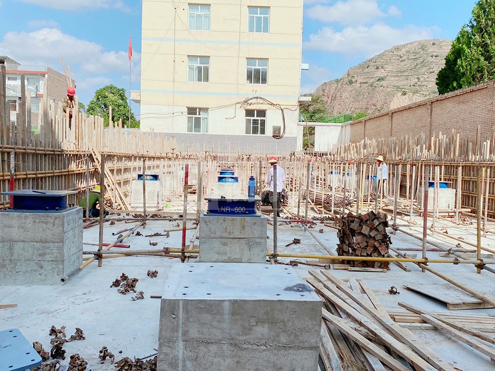 铅芯橡胶防震支座定制厂家 隔震建筑橡胶支座什么价格 隔震支座LRB600价格